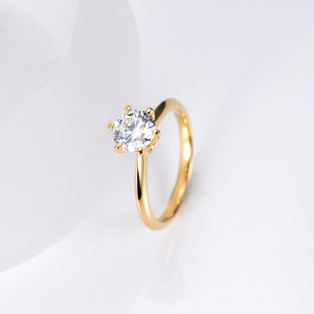 Gulguldsring med sexkloinfattad diamant – diagonal vy