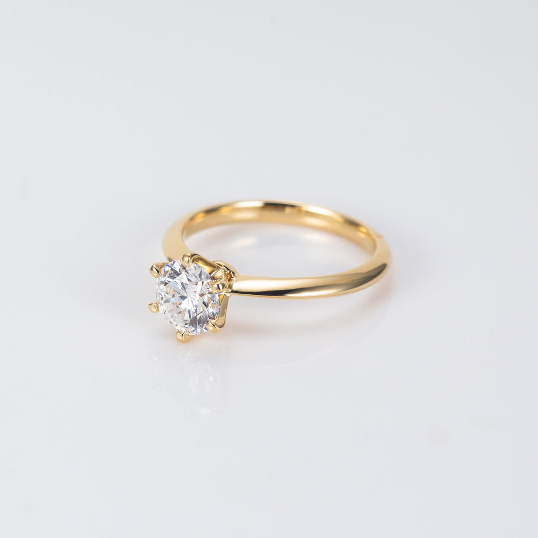 Elegant solitärring i 18K guld med rundslipad diamant – frontvy