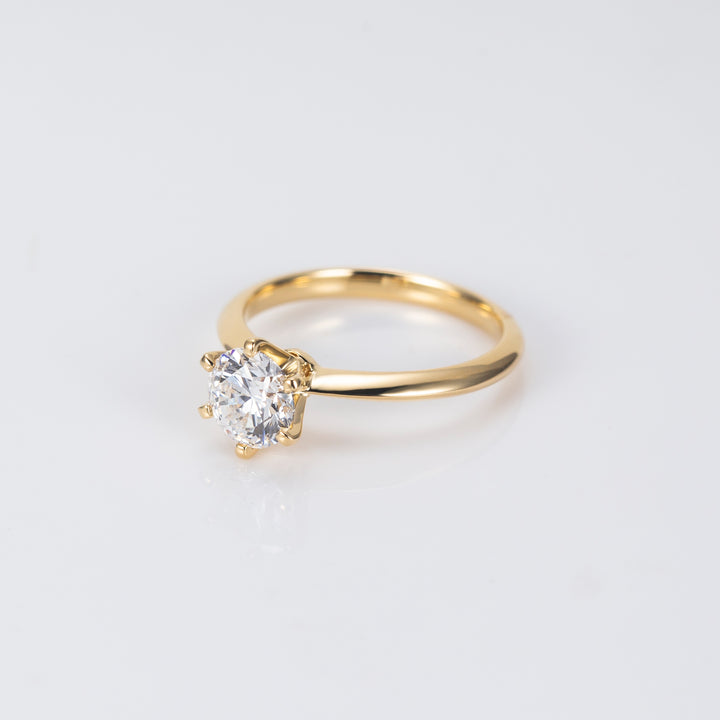 Elegant solitärring i 18K guld med rundslipad diamant – frontvy