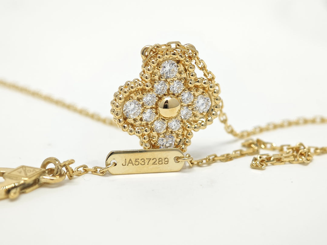 Fyrklöver med diamanter på kedja – frontvy