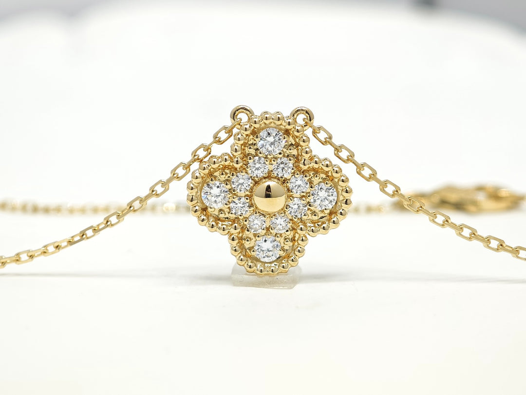 Halsband i 18K guld med diamantklöver – närbild