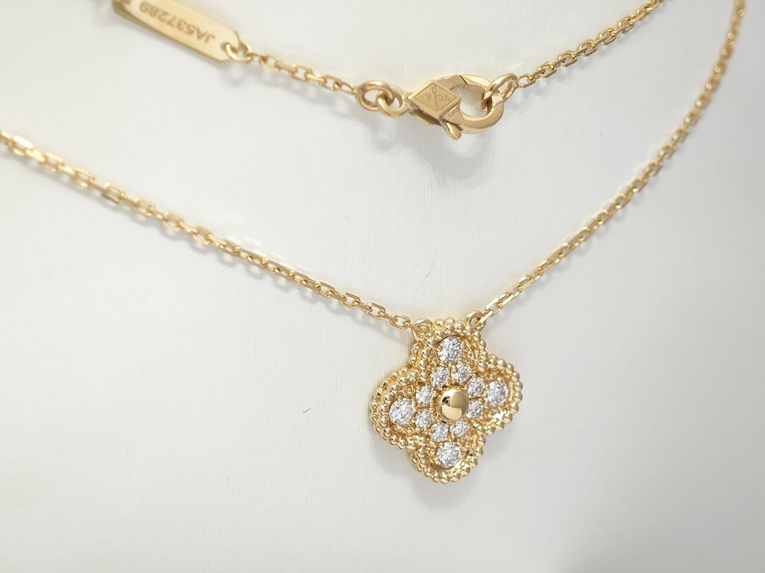 Diamantklöver i 18k guld – detaljbild med kedja