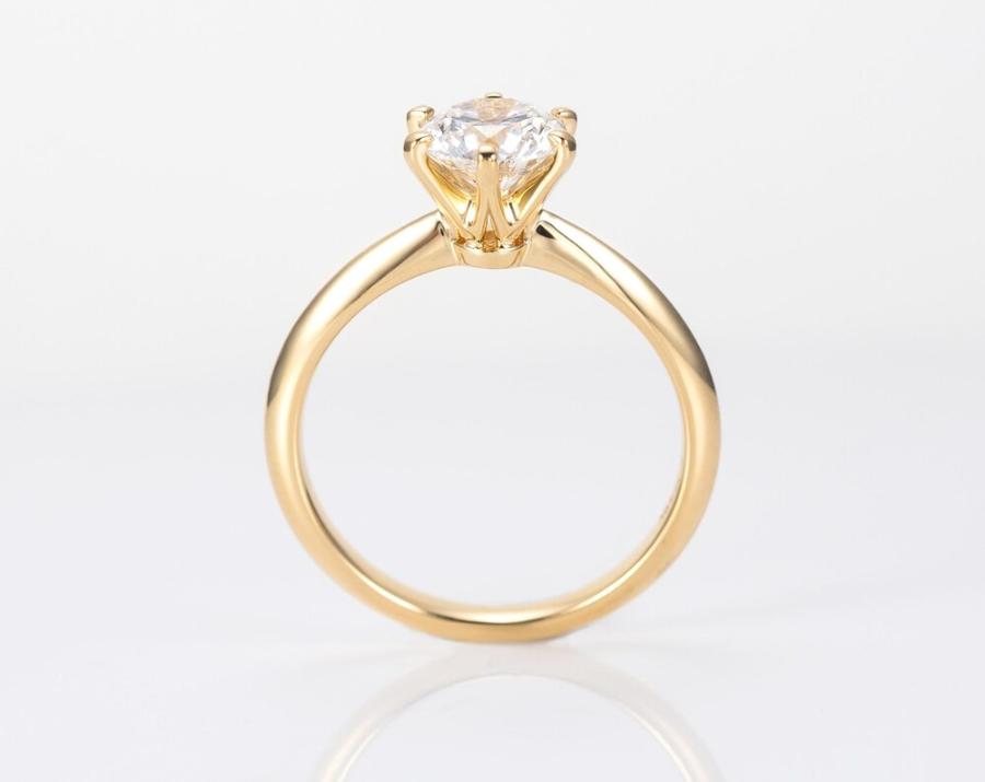 Solitärring i 18K gulguld med rund diamant – sidovy