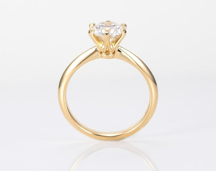 Solitärring i 18K gulguld med rund diamant – sidovy